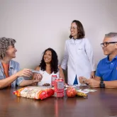 Alimenta��o � essencial para manter autonomia e for�a, n�o apenas o peso