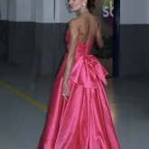 Natalia Martins brilha em vestido rosa no Miss Mundo 2026 na TV