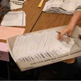Falta dinheiro, papel e tempo: novas regras de Trump para voto pelo correio enfrentam obst�culos