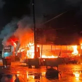 Fogo destr�i galp�o da Ceagesp em SP; 16 viaturas combatem chamas por horas