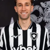 Arthur Chaves se apresenta ao Botafogo e promete muita entrega em campo