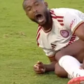 Atacante marroquino sofre grave fratura na perna ap�s dividida com goleiro