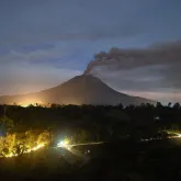 Vulc�o explode na Indon�sia e fecha 8 aeroportos, deixando 150 mil passageiros presos