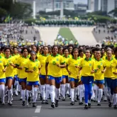 Desfile de 7 de Setembro exalta pioneiras do futebol feminino no Brasil