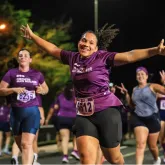 Corrida noturna para mulheres re�ne 3 mil pessoas na orla de Praia Grande em evento de sa�de e autocuidado
