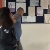 Menina de 15 anos escapa de sequestro pulando de carro e suspeito � preso