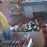 Homem destr�i R$ 60 mil em garrafas de vinho ap�s cart�o ser negado
