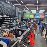 For�a-tarefa apreende 3,5 toneladas de roupas falsas em outlet do Rio