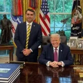 Fl�vio Bolsonaro veta acusa��o de apoio dos EUA � oposi��o em evento em Vit�ria da Conquista