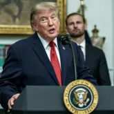 Trump expulsa tr�s ve�culos de imprensa da Casa Branca por suposta desonestidade