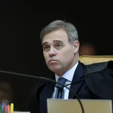 Ministro Andr� Mendon�a n�o consegue abrir dados de celular de Vorcaro e pede socorro � Pol�cia Federal