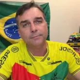 Fl�vio Bolsonaro diz que Lula chama pobres de burros e critica aumento do Bolsa Fam�lia