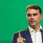 Fl�vio Bolsonaro afirma que Lula aumentou B�nus Familiar para comprar votos em momento de desespero