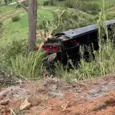 �nibus com fi�is cai em ribanceira e mata seis pessoas em viagem a Aparecida