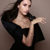Van Cleef & Arpels lan�a joias Alhambra em rosa transl�cido feito com part�culas de ouro