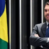 PF revela negocia��o suspeita entre assessora de Fl�vio Bolsonaro e miliciano