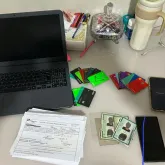 PF prende mulher acusada de fraude de R$ 400 mil na Caixa usando documentos falsos