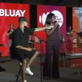 Mulher rouba microfone de cantor cego e cria letra improvisada sobre supermercado