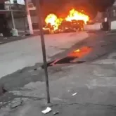 Tiroteio e barricadas em chamas marcam opera��o da PM na Vila Alian�a