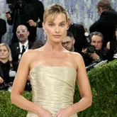 Margot Robbie muda nome nos registros oficiais do Reino Unido e usa sobrenome do marido