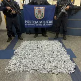Mulher presa em flagrante com drogas dentro de carro de aplicativo