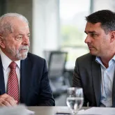 Pesquisa revela: Desaprova��o de Lula cai levemente, mas Fl�vio Bolsonaro segue com mais rejei��o