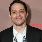 Pete Davidson defende Ariana Grande ap�s cr�ticas online e revela que est�o em paz