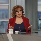 Joy Behar se machica ao trope�ar e fica fora do The View