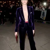 Cara Delevingne impressiona no front row da Paris Fashion Week com look ousado inspirado em Gwyneth Paltrow