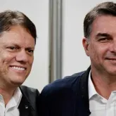 Tarc�sio planeja viagens pelo Brasil com Fl�vio Bolsonaro ap�s elei��es