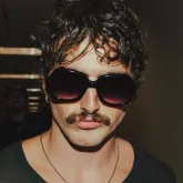 Benson Boone surpreso ao ser flagrado sem cal�a no banheiro por f� durante show