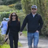 Harry e Meghan s�o vistos de m�os dadas em pub na Inglaterra ap�s retornar ao Reino Unido