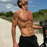 Ryan Seacrest, aos 51 anos, impressiona ao exibir f�sico definido e mostrar treino intenso em rede social