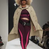 Cantora Ciara, gr�vida de 5 filhos, desfila 3 vezes na Semana de Moda de Paris