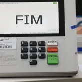 Voto termina no Brasil e Lula lidera entre brasileiros no exterior, aponta TSE
