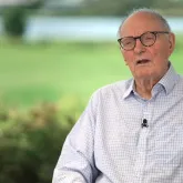 Alan Alda, 90, revela que ataca esposa com travesseiros durante sonhos por Parkinson