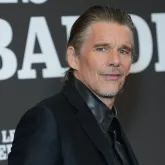 Ethan Hawke admite que xingou diretor na frente de todos durante grava��o de Hamlet