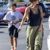 Halle Berry vista com o filho dias ap�s den�ncia de abuso por ex-marido