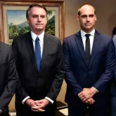 Fl�vio Bolsonaro amea�a mudar Constitui��o ap�s fala pol�mica sobre 'redemocratizar' o pa�s