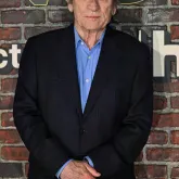 Tommy Lee Jones surge sorridente em evento ap�s luto