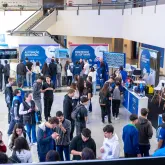 Feira em Curitiba ajuda jovens a escolher profiss�es com experi�ncias pr�ticas de rob�tica e moda