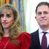 Esposa de bilion�rio � alvo de ataques cru�is na internet ap�s aparecer ao lado de Trump