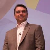 Fl�vio Bolsonaro afirma que pai colocar� faixa presidencial em sua posse em 2027