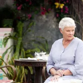 Judi Dench, aos 91 anos, declara: 'Odeio ser chamada de tesouro nacional' e revela desejo de morrer em palco