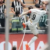 Gabigol chuta bandeira do Atl�tico-MG e provoca rival ap�s derrota do Santos