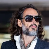Russell Brand inicia julgamento por acusa��es de estupro na Inglaterra