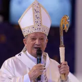 Vice-presidente e l�deres pol�ticos ouvem apelo de paz do bispo em Aparecida