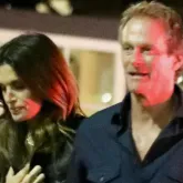 Cindy Crawford e Rande Gerber aparecem de m�os dadas na praia ap�s morte do filho