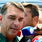 Filho de Bolsonaro visita pai preso pela primeira vez ap�s libera��o pela Justi�a
