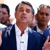 Fl�vio Bolsonaro muda de opini�o a 12 dias da elei��o e apoia fim da escala 6x1